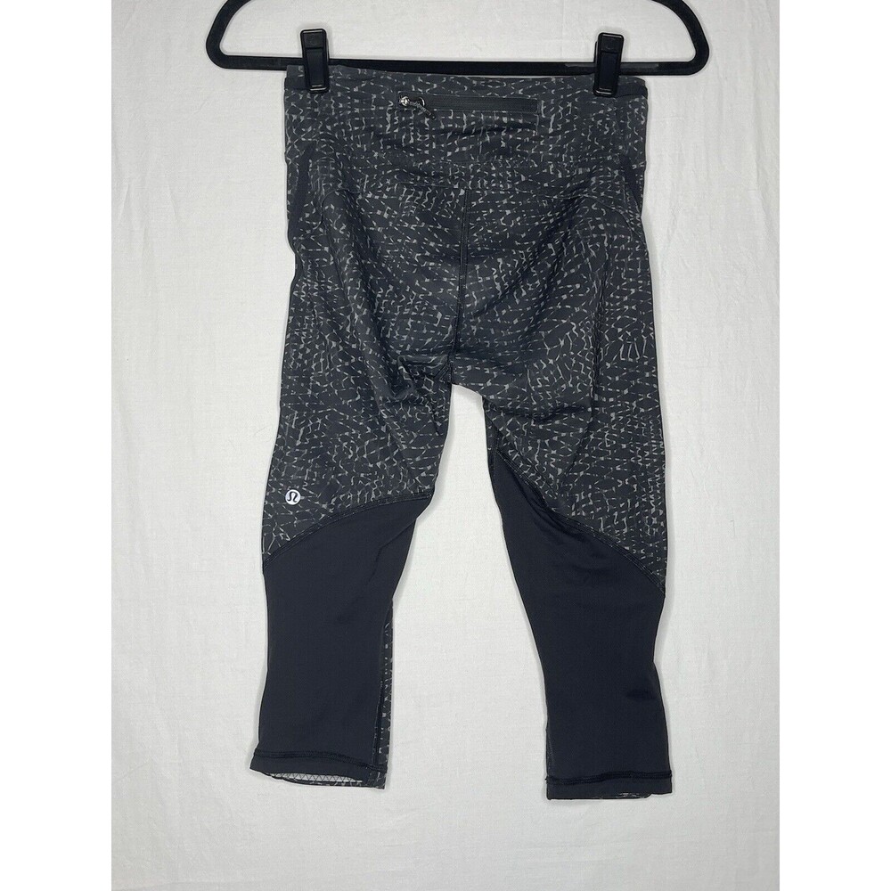 lululemon Real Quick Crop Size 4 Samba Snake Battleship Black and White